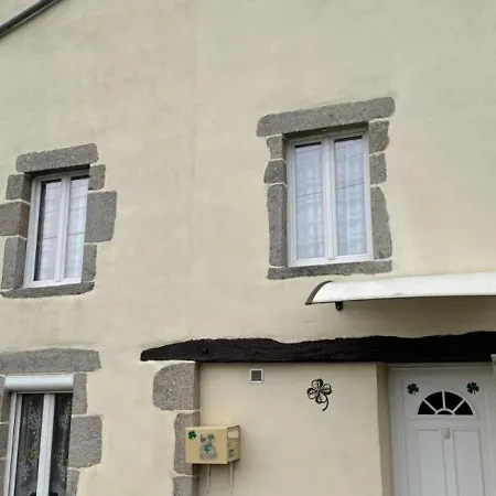 Maison De Spacieuse Avec Cour Privative, Proche Des Commerces Et Activites De Plein Air. - Fr-1-489-375 * Le Mayet-de-Montagne